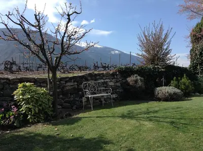Ein allgemeiner Bergblick oder ein Berglick von des Bed & Breakfasts aus