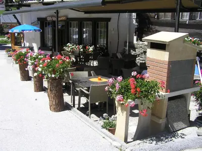 Ein Restaurant oder anderes Speiselokal in der Unterkunft Hôtel Dents de Veisivi