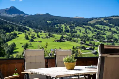 Ein allgemeiner Bergblick oder ein Berglick von des Chalets aus