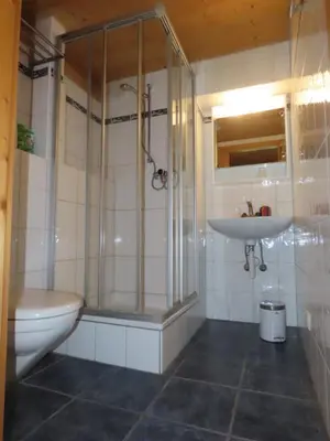 Ein Badezimmer in der Unterkunft Holzhaus bei Interlaken