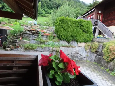 Ein Garten an der Unterkunft Holzhaus bei Interlaken