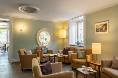 Ein Sitzbereich in der Unterkunft Neuhaus Golf- & Strandhotel