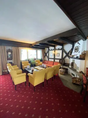 Ein Sitzbereich in der Unterkunft Hotel Adonis