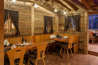 Ein Restaurant oder anderes Speiselokal in der Unterkunft Silvana Mountain Hotel