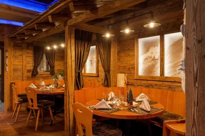 Ein Restaurant oder anderes Speiselokal in der Unterkunft Silvana Mountain Hotel