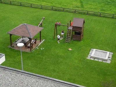 Ein Garten an der Unterkunft Cosy 3.5 pièce à Täsch