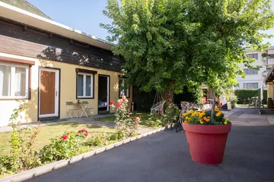 Ein Garten an der Unterkunft Motel-Restaurant 13 Etoiles