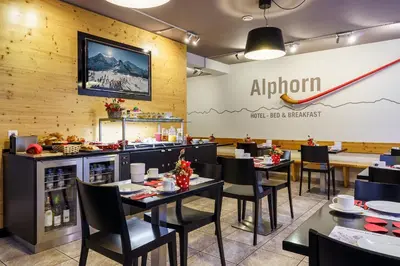 Ein Restaurant oder anderes Speiselokal in der Unterkunft Hotel Alphorn