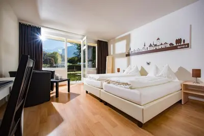 Ein Bett oder Betten in einem Zimmer der Unterkunft Jungfrau Hotel Annex Alpine-Inn