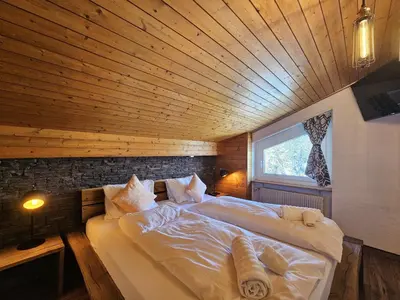 Ein Bett oder Betten in einem Zimmer der Unterkunft Sonnhüsli Dachwohnung
