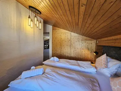 Ein Bett oder Betten in einem Zimmer der Unterkunft Sonnhüsli Dachwohnung