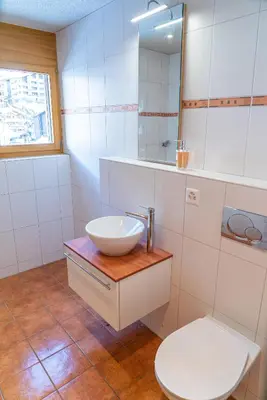 Ein Badezimmer in der Unterkunft Vrony Apartments by Hotel Walliserhof Zermatt