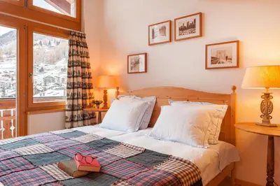 Ein Bett oder Betten in einem Zimmer der Unterkunft Vrony Apartments by Hotel Walliserhof Zermatt