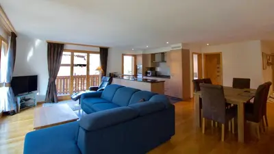 Ein Sitzbereich in der Unterkunft Chalet Fortuna 2