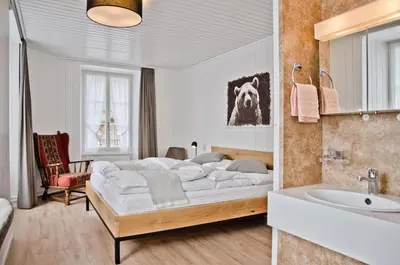 Ein Bett oder Betten in einem Zimmer der Unterkunft Hotel Bären Guttannen