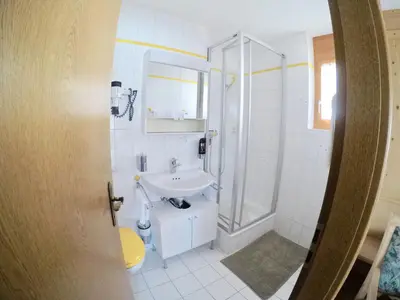 Ein Badezimmer in der Unterkunft Haus Adora
