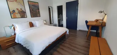 Ein Bett oder Betten in einem Zimmer der Unterkunft The Aarburg Hotel & Café