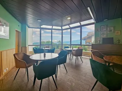 Ein Sitzbereich in der Unterkunft Hotel Aeschi Park