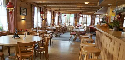 Ein Restaurant oder anderes Speiselokal in der Unterkunft Hotel Wildhorn