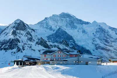 Ein allgemeiner Bergblick oder ein Berglick von des Gasthauses aus