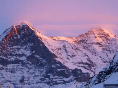 Ein allgemeiner Bergblick oder ein Berglick von des Gasthauses aus