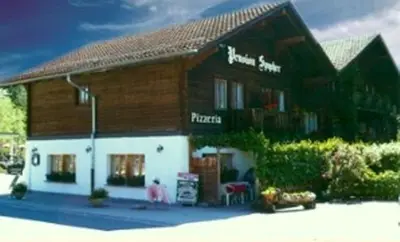 Das Gebäude in dem sich das Gasthaus befindet