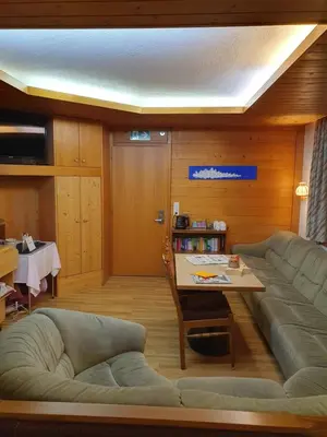 Ein Sitzbereich in der Unterkunft Hotel Garni Alpenruh