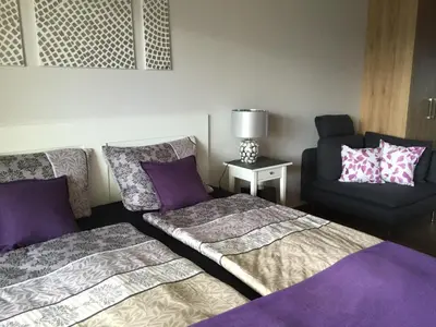 Ein Bett oder Betten in einem Zimmer der Unterkunft Apartments Seeblick mit Anbindung an ein 4-Sterne-Hotel