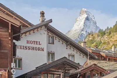 Ein allgemeiner Bergblick oder ein Berglick von der Lodge aus