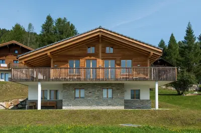 Das Gebäude in dem sich das Ferienhaus befindet
