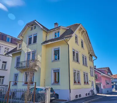 Das Gebäude in dem sich das Ferienhaus befindet