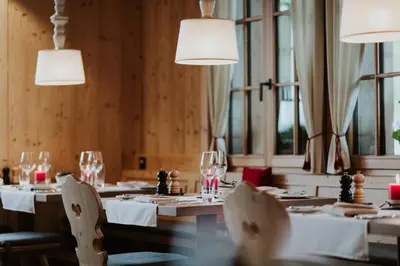 Ein Restaurant oder anderes Speiselokal in der Unterkunft Adler Adelboden