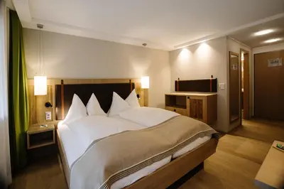 Ein Bett oder Betten in einem Zimmer der Unterkunft Adler Adelboden