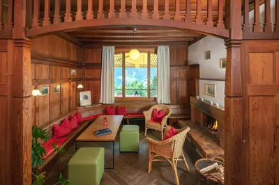 Ein Sitzbereich in der Unterkunft Grindelwald Youth Hostel