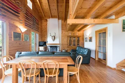 Ein Sitzbereich in der Unterkunft Aeolus MOUNTAIN & QUIET chalet 12 pers by Alpvision Résidences