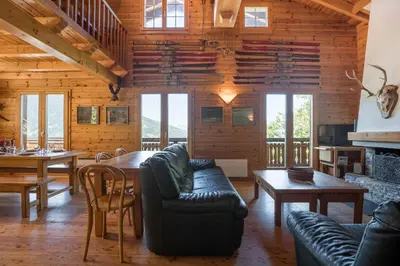 Ein Sitzbereich in der Unterkunft Aeolus MOUNTAIN & QUIET chalet 12 pers by Alpvision Résidences