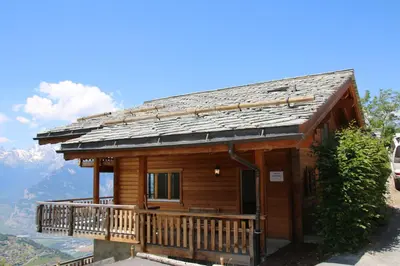 Ein allgemeiner Bergblick oder ein Berglick von des Chalets aus