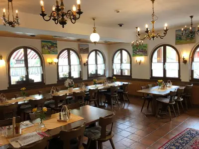 Ein Restaurant oder anderes Speiselokal in der Unterkunft Hotel Walser