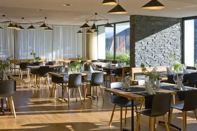 Ein Restaurant oder anderes Speiselokal in der Unterkunft Hotel Restaurant Flaschen