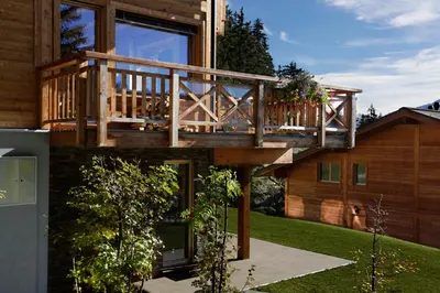 Ein Garten an der Unterkunft Crans Luxury Lodges