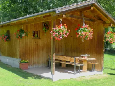 Ein Garten an der Unterkunft Apartment Saphir EG Süd by Interhome