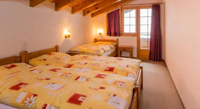 Ein Bett oder Betten in einem Zimmer der Unterkunft Familienhotel Garni Sporting