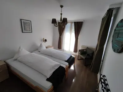 Ein Bett oder Betten in einem Zimmer der Unterkunft Hotel Restaurant Jungfrau