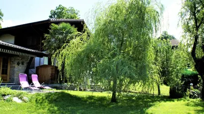 Ein Garten an der Unterkunft B & B Brienz