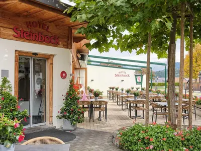 Ein Restaurant oder anderes Speiselokal in der Unterkunft Hotel Steinbock