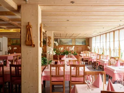 Ein Restaurant oder anderes Speiselokal in der Unterkunft Hotel Steinbock