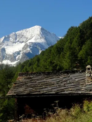 Ein allgemeiner Bergblick oder ein Berglick von der Pension aus