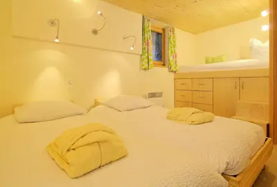 Ein Bett oder Betten in einem Zimmer der Unterkunft Ferienwohnung Chalet Püzji