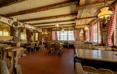 Ein Restaurant oder anderes Speiselokal in der Unterkunft Sporthotel Walliserhof