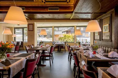 Ein Restaurant oder anderes Speiselokal in der Unterkunft Sporthotel Walliserhof